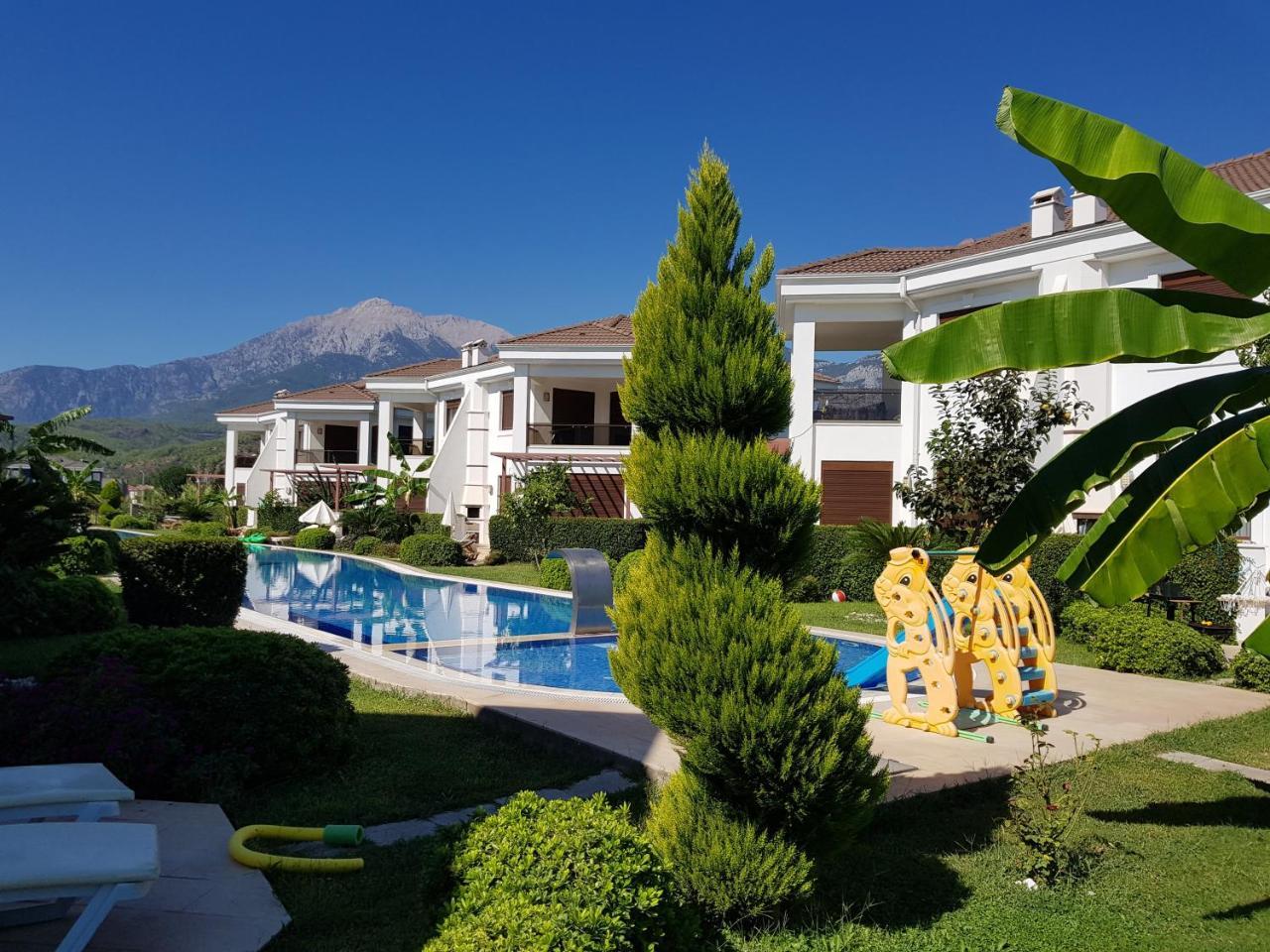 Cristal Villalar Kemer Bagian luar foto