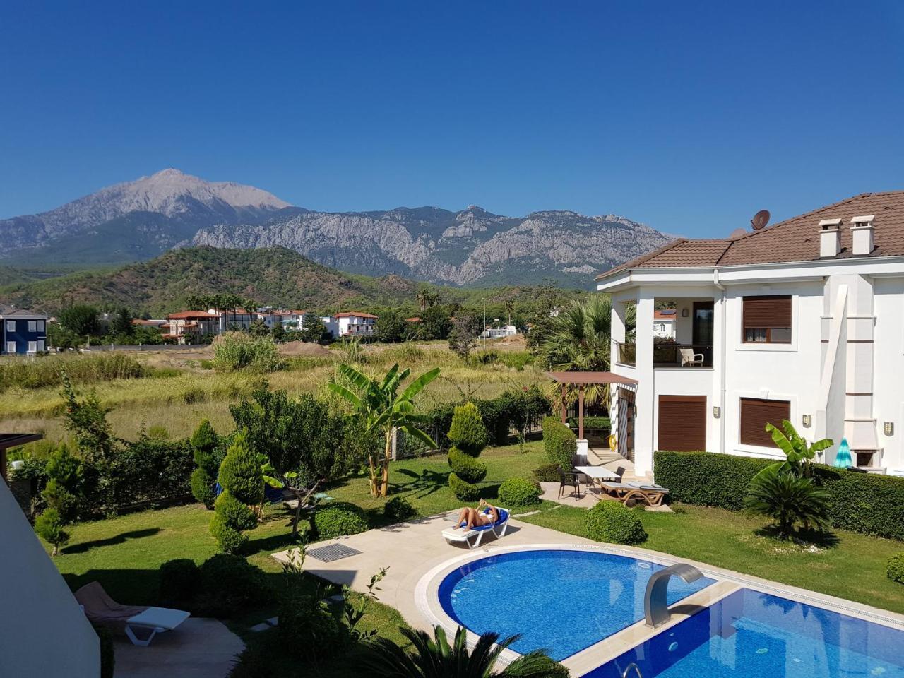 Cristal Villalar Kemer Bagian luar foto