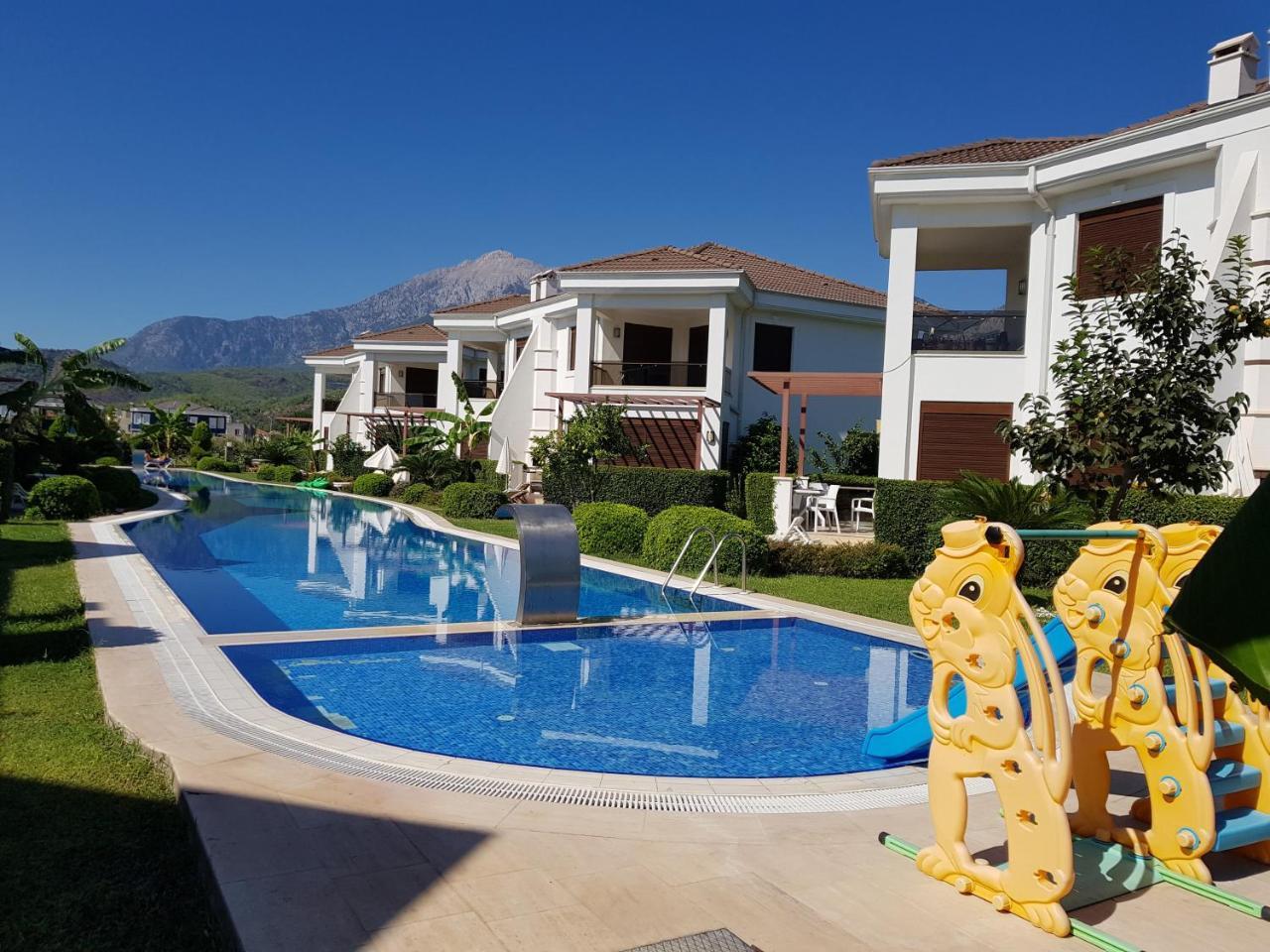 Cristal Villalar Kemer Bagian luar foto