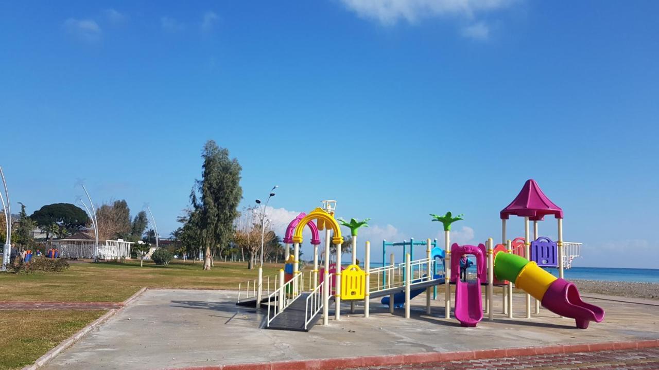 Cristal Villalar Kemer Bagian luar foto