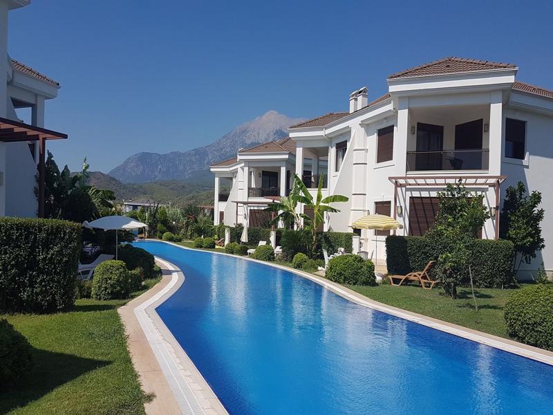 Cristal Villalar Kemer Bagian luar foto