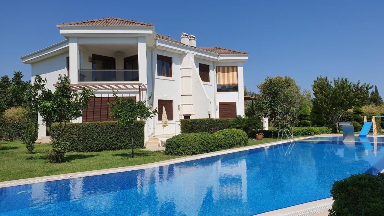 Cristal Villalar Kemer Bagian luar foto