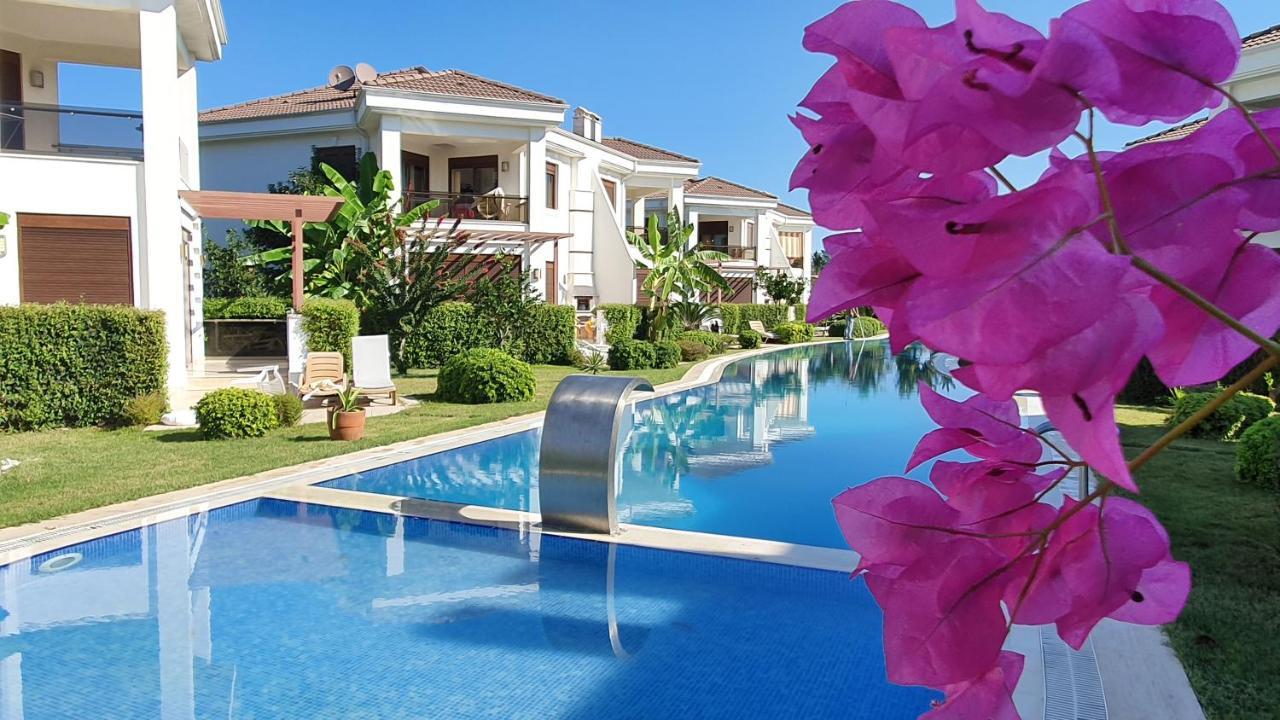 Cristal Villalar Kemer Bagian luar foto